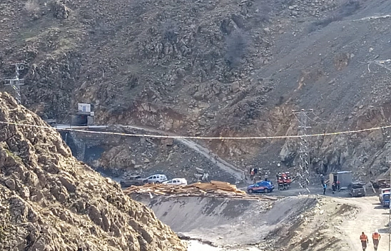 Alacakaya'da bir madende çökme meydana geldi: göçük altında kalan işçiler var