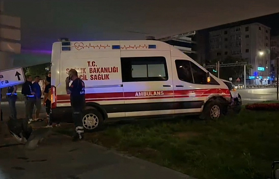 Ambulans ile otomobil çarpıştı: 6 yaralı