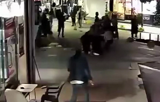 Anne ve kızı cadde ortasında darp edildi