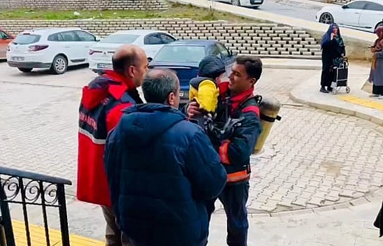 Apartmanda Yangın Çıktı, 8 Kişi Hastaneye Kaldırıldı!