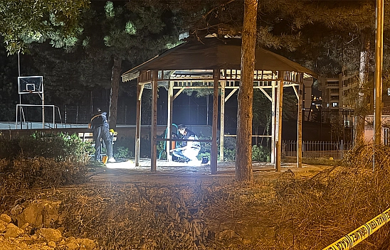 Arkadaşını 3 yerinden bıçakladı