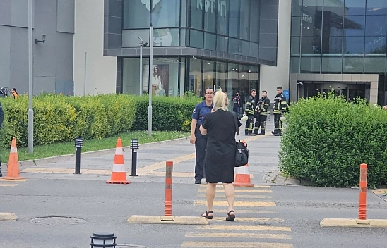 AVM'de bomba alarmı! Girişler kapatıldı