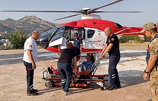 Ayağı kırılan kadın helikopterle hastaneye kaldırıldı