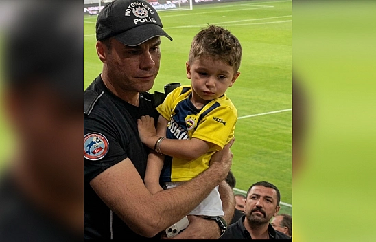 Bakan Çiftçi'den Fenerbahçe formalı çocuğu koruyan polise övgü