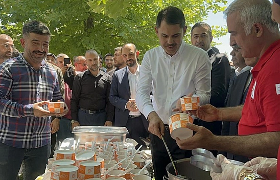 Bakan Kurum, Cuma Sonrası Vatandaşlara Aşure İkram Etti