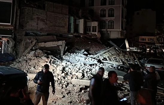 Balıkesir'de 3 bina depremde yıkıldı