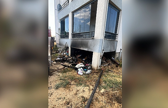 Balkon altındaki odunlar alev aldı: yangın kısa sürede büyüdü