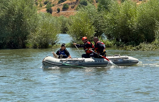 Baraj kapakları açıldı, Murat nehrinin ortasında mahsur kaldı