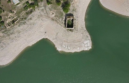 Barajda sular çekildi tarihi kilise tamamen gün yüzüne çıktı