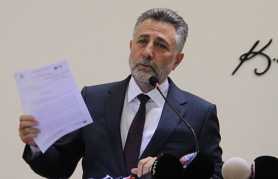 Bayraklı Belediyesi operasyonunda eski Başkan Sandal dahil 43 şüpheli adliyede