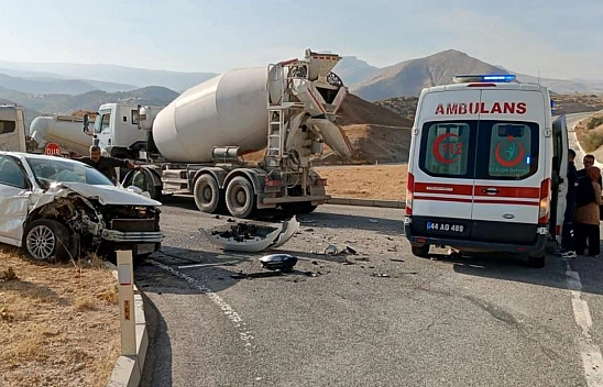 Beton Mikseri ile Otomobil Çarpıştı!