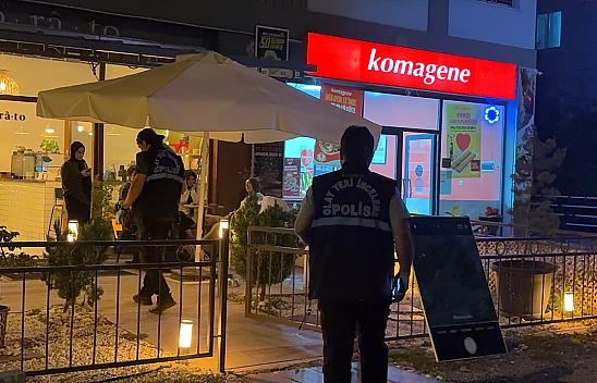 Bıçaklanan şahıs kafeye sığındı