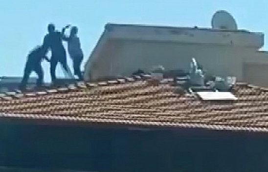 Bina çatısında yürekleri ağza getiren kavga