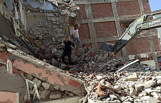 Bina Enkazında Mahsur Kalan Yavru Kediyi İtfaiye Kurtardı