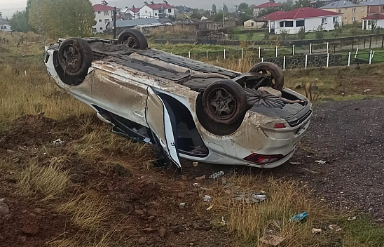 Bingöl'de otomobil takla attı: 2 yaralı