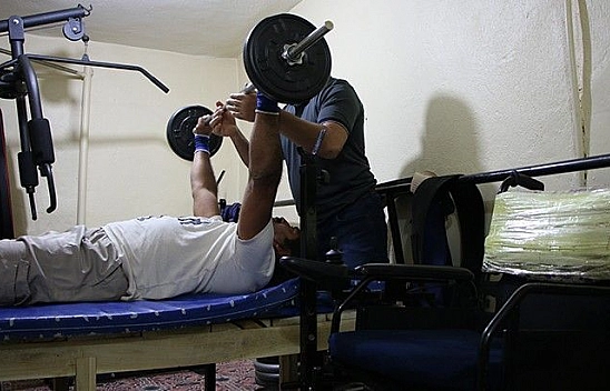 'Bir bardak su kaldıramaz, konuşamaz' denildi, mucizeyi başardı