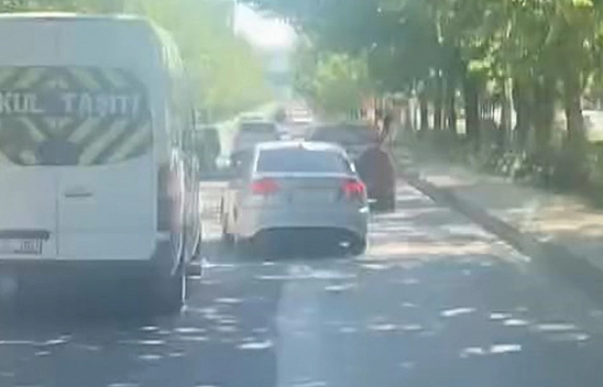 Bir faciadan dönüldü: Elazığ'da makas atan sürücü kamerada