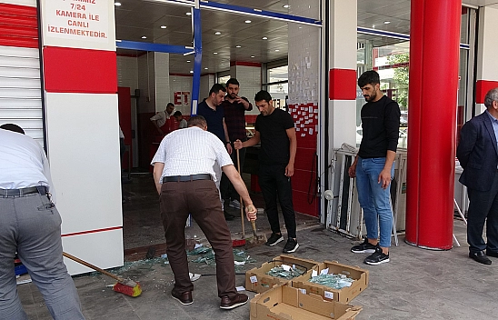 Bir Otomobil Kasap Markete Daldı