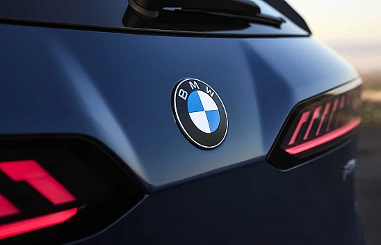 BMW logosunda modern bir dokunuş ekledi