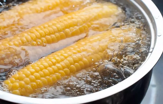 Bu tarifle mısırın tadına inanamayacaksınız! İşte seyyar satıcıların uyguladığı mısır haşlama tekniği