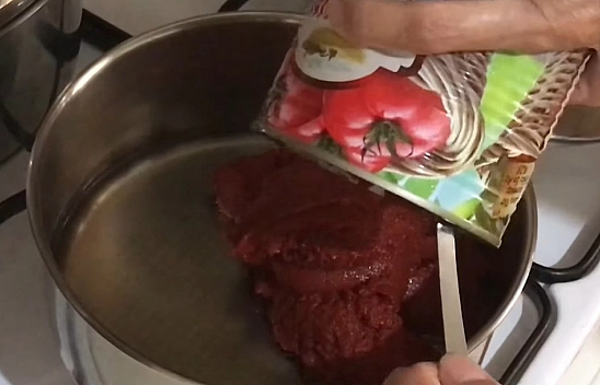 Bu teknik sır gibi saklanır. Salçada kesinlikle küf oluşmasına izin vermez