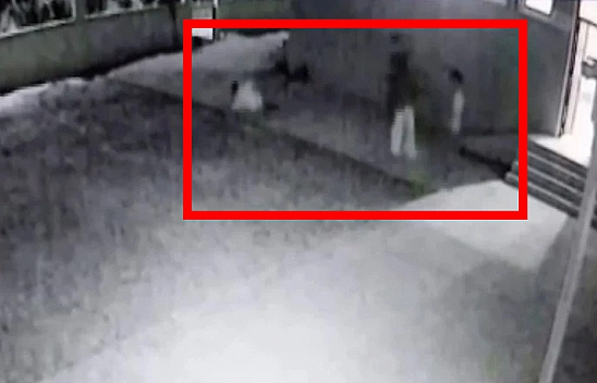 'Burası cami, yapmayın' dedi, dayak yedi