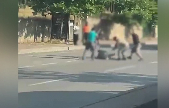 Cadde ortasında dehşet anları: Demir sopalarla darp ettiler