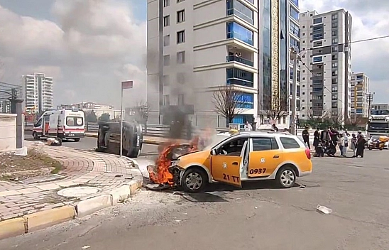 Çarpışan İki Araçtan Biri Alev Aldı