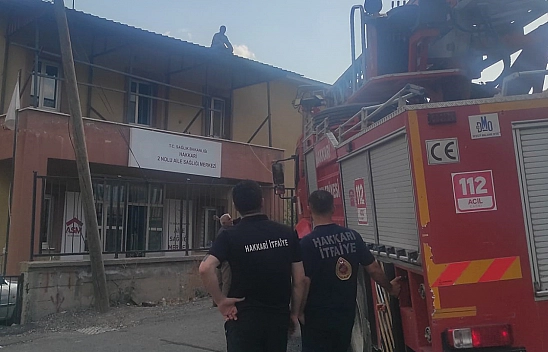 Çatıda mahsur kalan işçi kurtarıldı