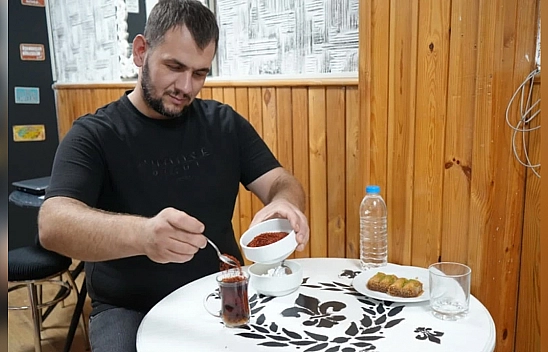 Çayına bile pul biber atıyor! Acısız günü yok