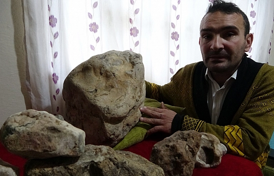 Çevresinde Bulduğu Taşları Bakın Neden Topluyormuş