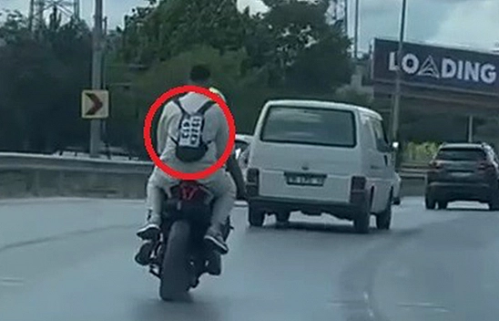 Ceza Yememek İçin Düşen Plakasını Sırt Çantasına Yapıştırdı