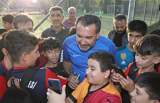 Çocuklar, Başkan Şerifoğulları'nı 'büyük başkan' sloganları ile karşıladı