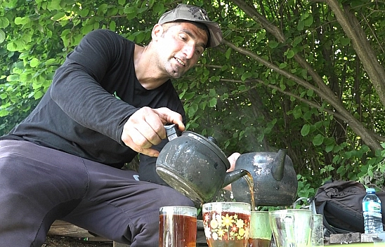 Dağ Başında Tek Başına Yaşıyor