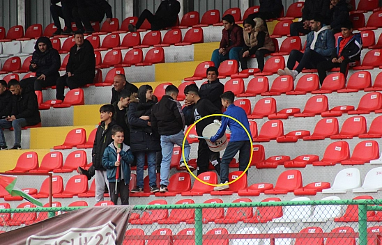 Davul bulamayınca, kovayla çaldılar!