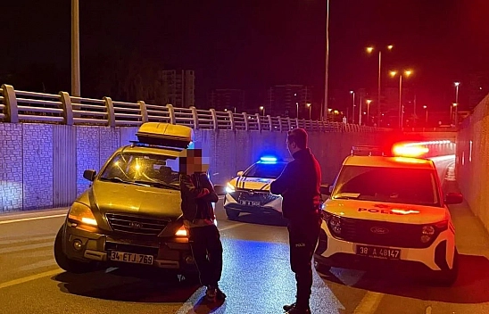 Dedesinin aracını izinsiz alan engelli sürücü kaza yaptı