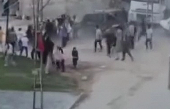 Dehşete düşüren görüntüler: Araçla kalabalığın arasına daldı