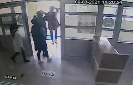 Deprem tatbikatında gerçek depreme yakalanan öğrenciler kamerada