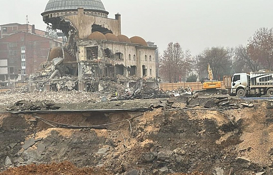 Depremde Hasar Alan Caminin Kubbesi Yıkıldı