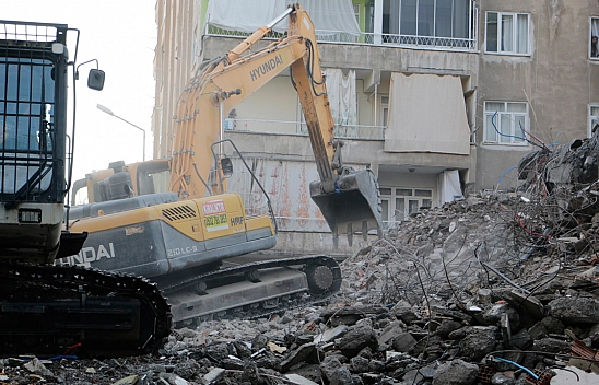 Depremin Etkilediği Diyarbakır'da Ağır  Hasarlı Binaların Çoğu Yıkıldı
