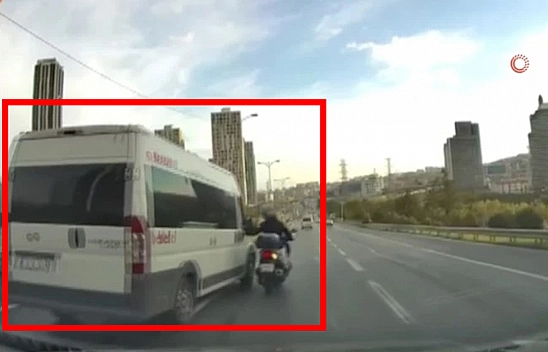 Direksiyonu bir anda kırdı! Motosikletli ölümden döndü