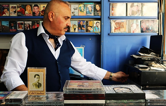 Diyarbakır'da  55 Yılda 40 Bin Albüm Biriktirdi