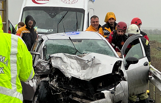 Diyarbakır-Elazığ Yolunda Otomobil İle Minibüs Çarpıştı