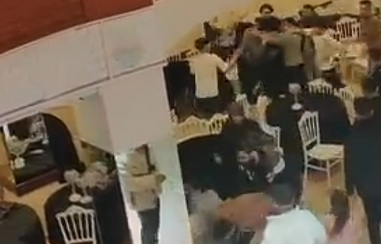 Düğün salonunda takı kavgası: Tekme, yumruk ve sandalyeler havada uçuştu
