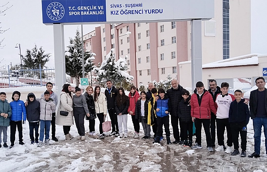 Elazığ'a dönerken yolda kalan öğrencilerin yardımına Suşehri Kaymakamı koştu!