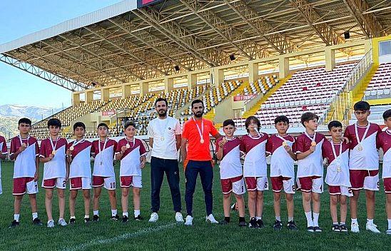 Elazığ Analig Futbol Takımı Grubunu lider tamamlayarak yarı finale yükseldi