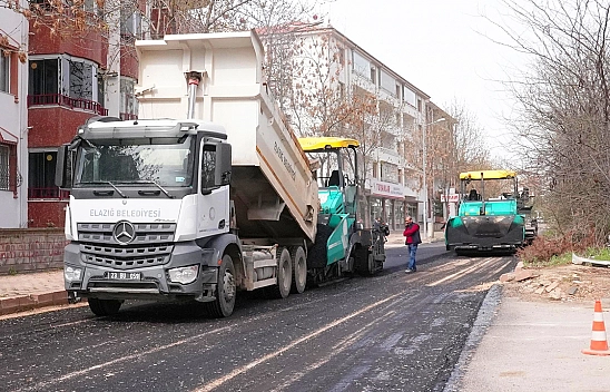 Elazığ Belediyesi, 1000 metrelik yolda asfalt serimi gerçekleştiriyor