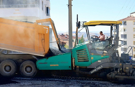 Elazığ Belediyesi, Esentepe Mahallesi'nde yol yenileme çalışması yapıyor
