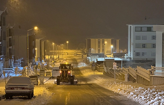 Elazığ belediyesi gece gündüz demeden karla mücadeleye devam ediyor