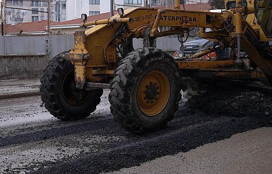 Elazığ Belediyesi, kar sonrası cadde ve sokaklarda asfalt yama çalışması başlattı